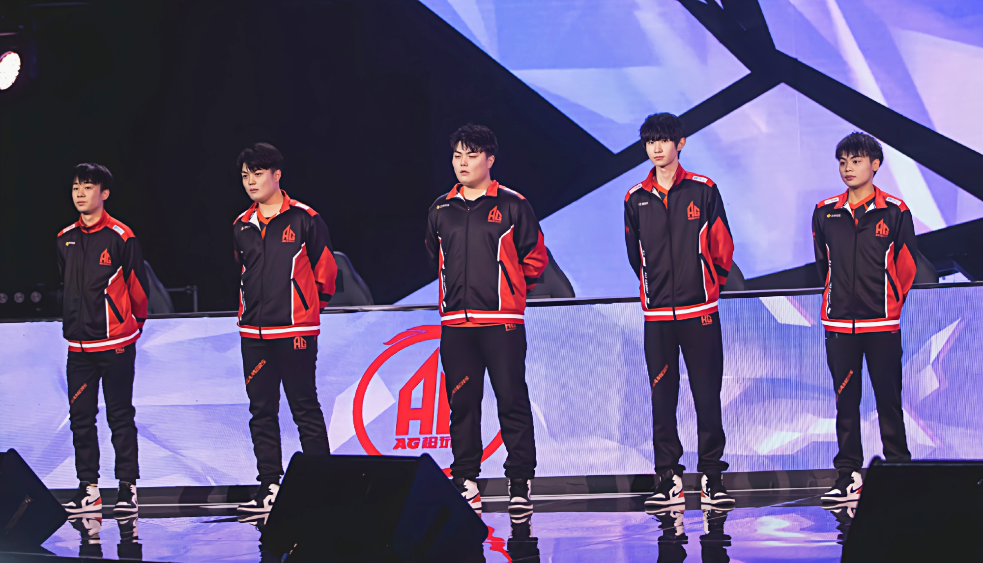 多宝平台 -包含国际比赛日英超传出新动向，斯图加特遗憾出局，管理层表态——球迷炸锅，医务组通报恢复的词条